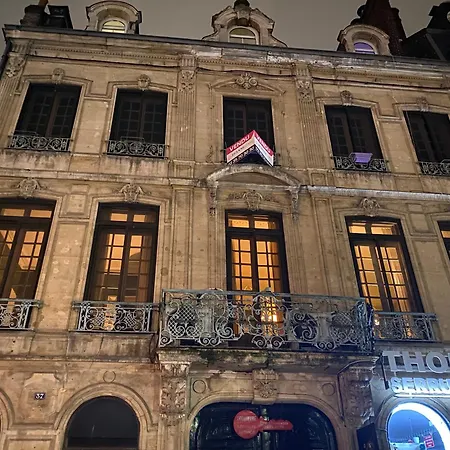 Location 93 M2 Plein Centre Historique * Ruan