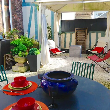 Location 93 M2 Plein Centre Historique * Ruan